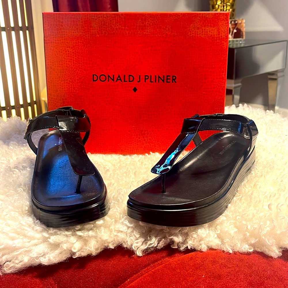 DONALD J. PLINER PLATFORM SANDALS SIZE 8M